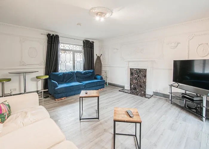 Spacious 4-Bed Home With Garden & Free Parking