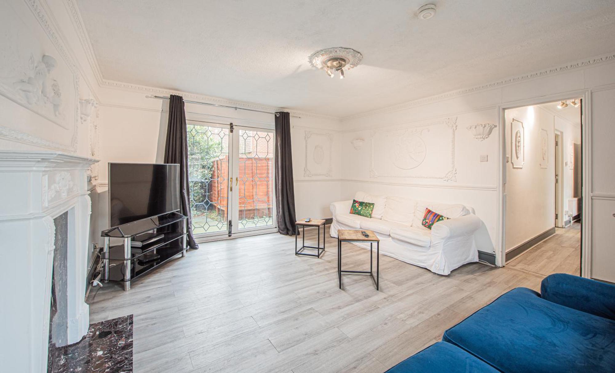 Appartamento Spacious 4-bed With Garden & Free Parking