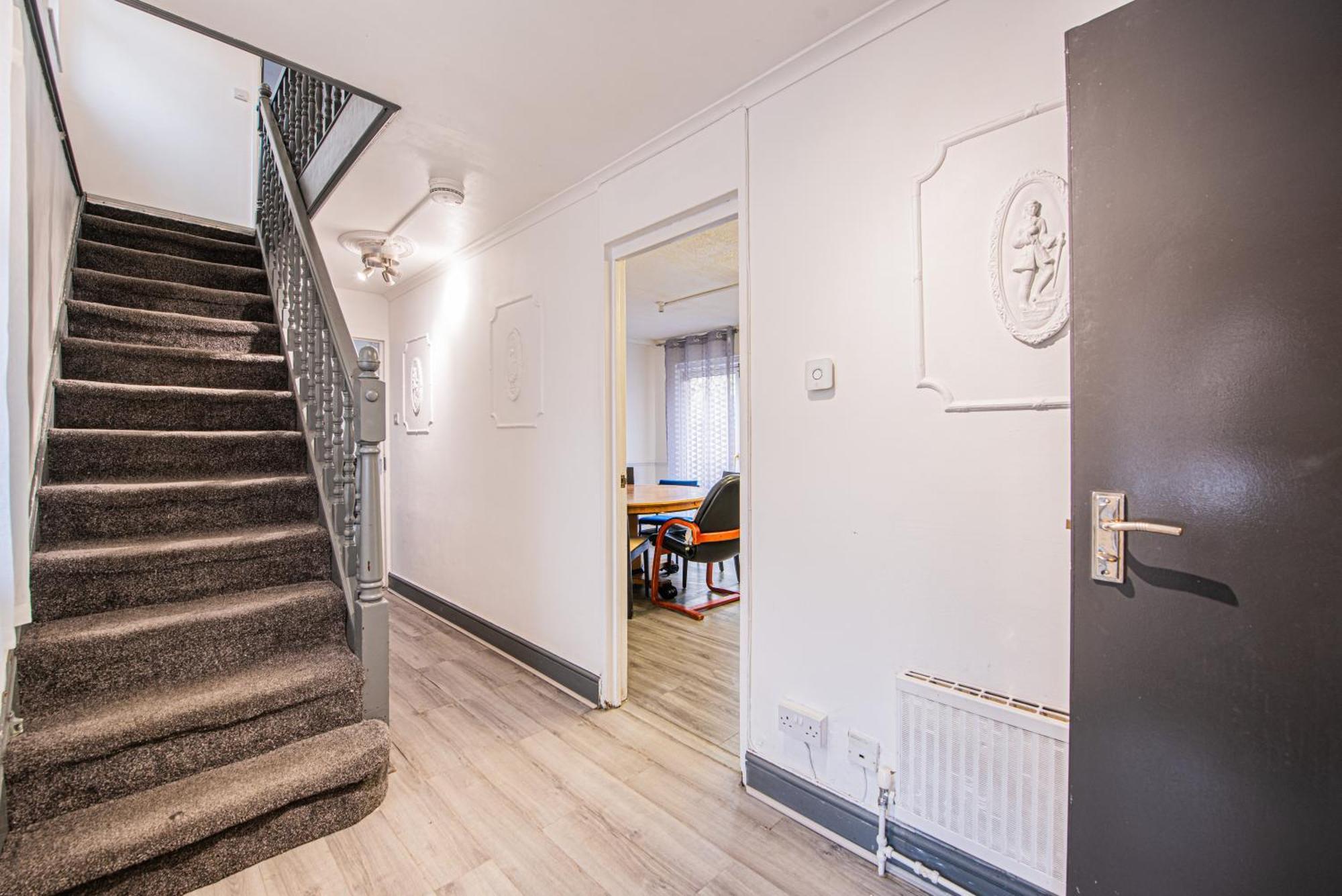 Spacious 4-bed With Garden & Free Parking Appartamento *