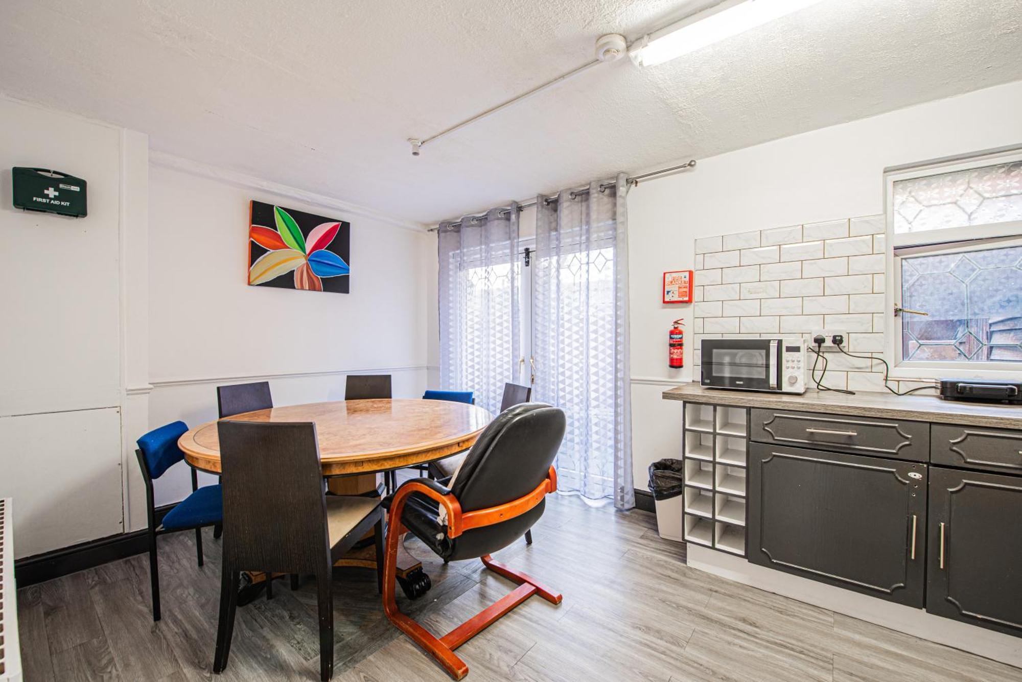 Spacious 4-bed With Garden & Free Parking Appartamento