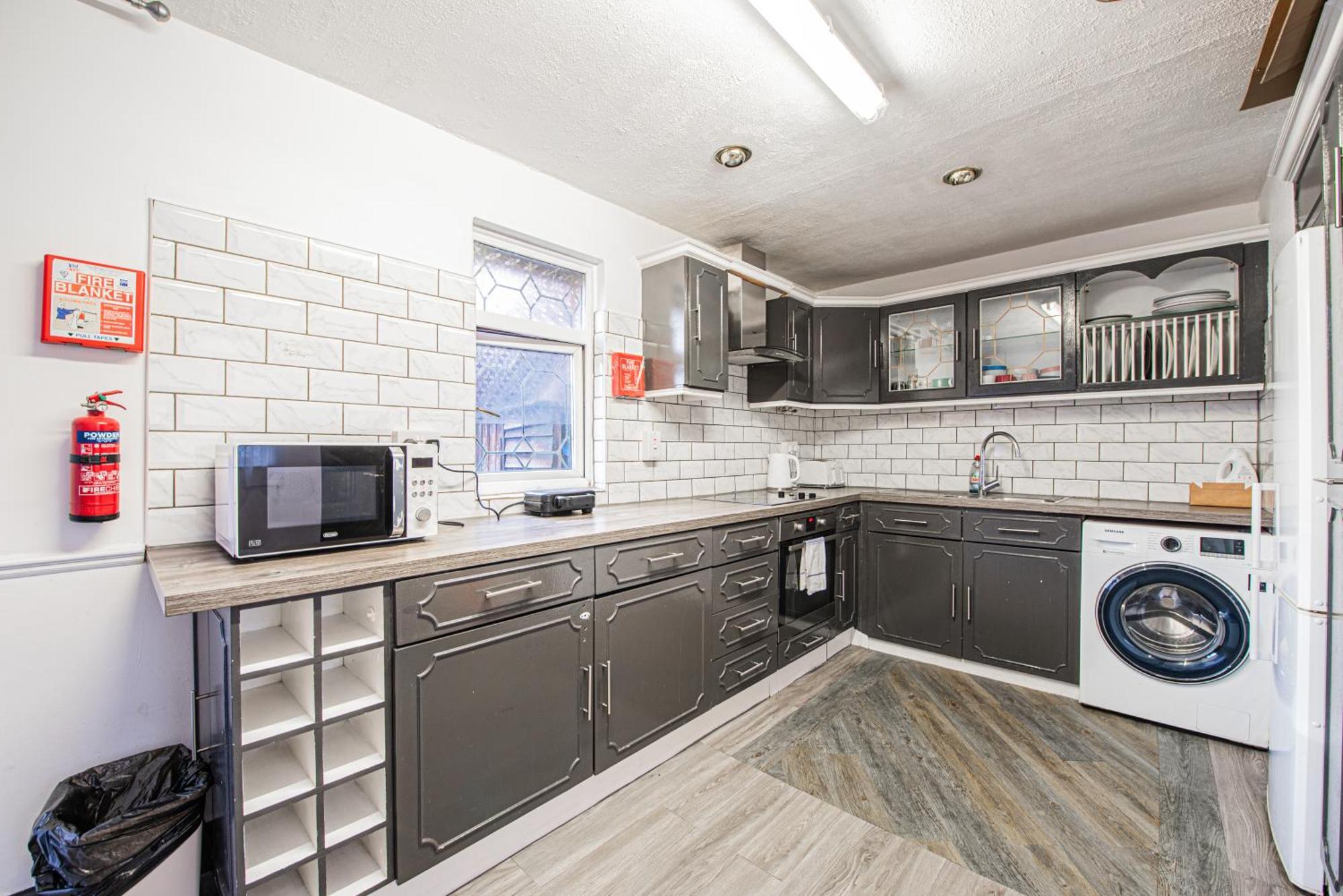 Spacious 4-bed With Garden & Free Parking Appartamento Londra