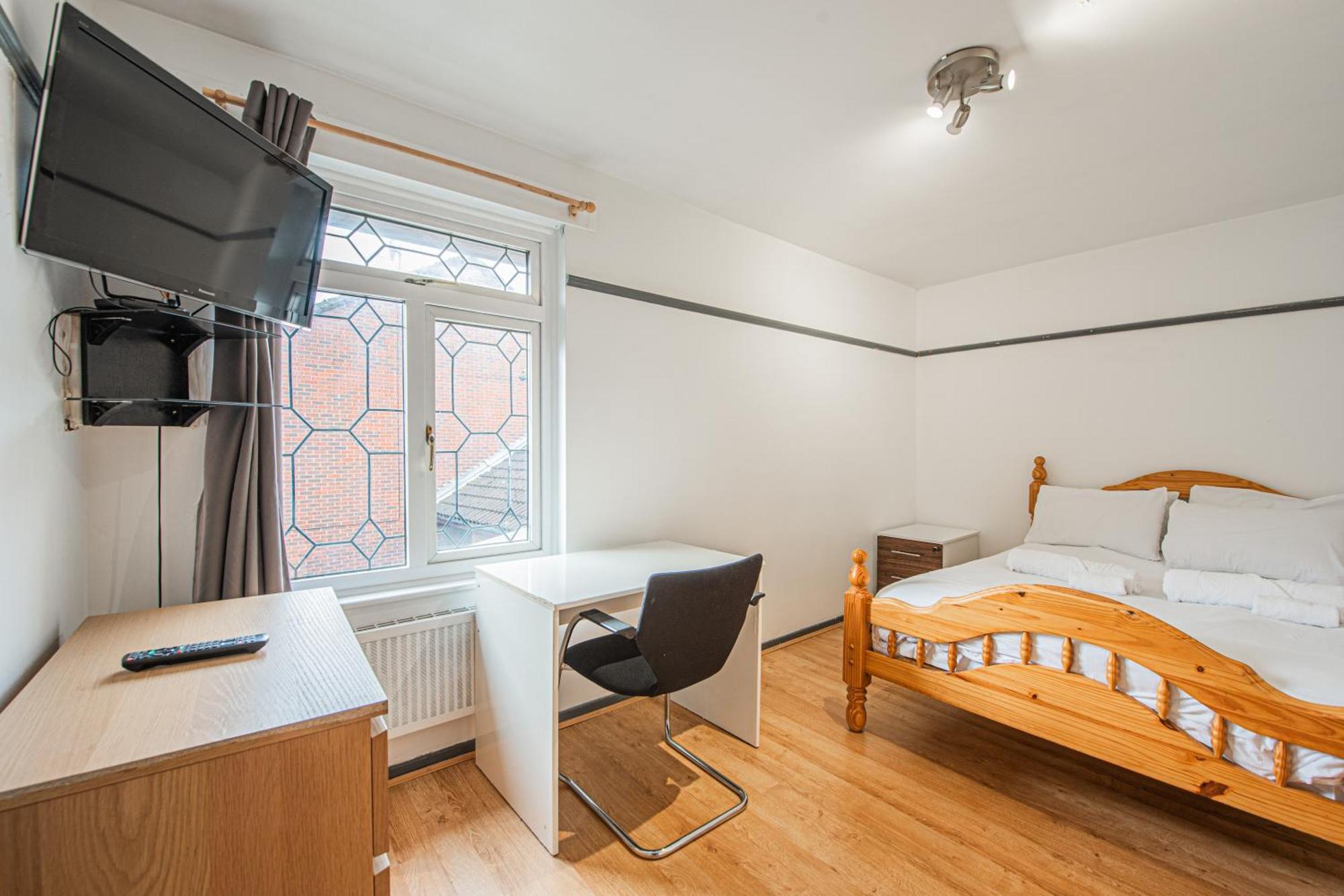 Spacious 4-bed With Garden & Free Parking