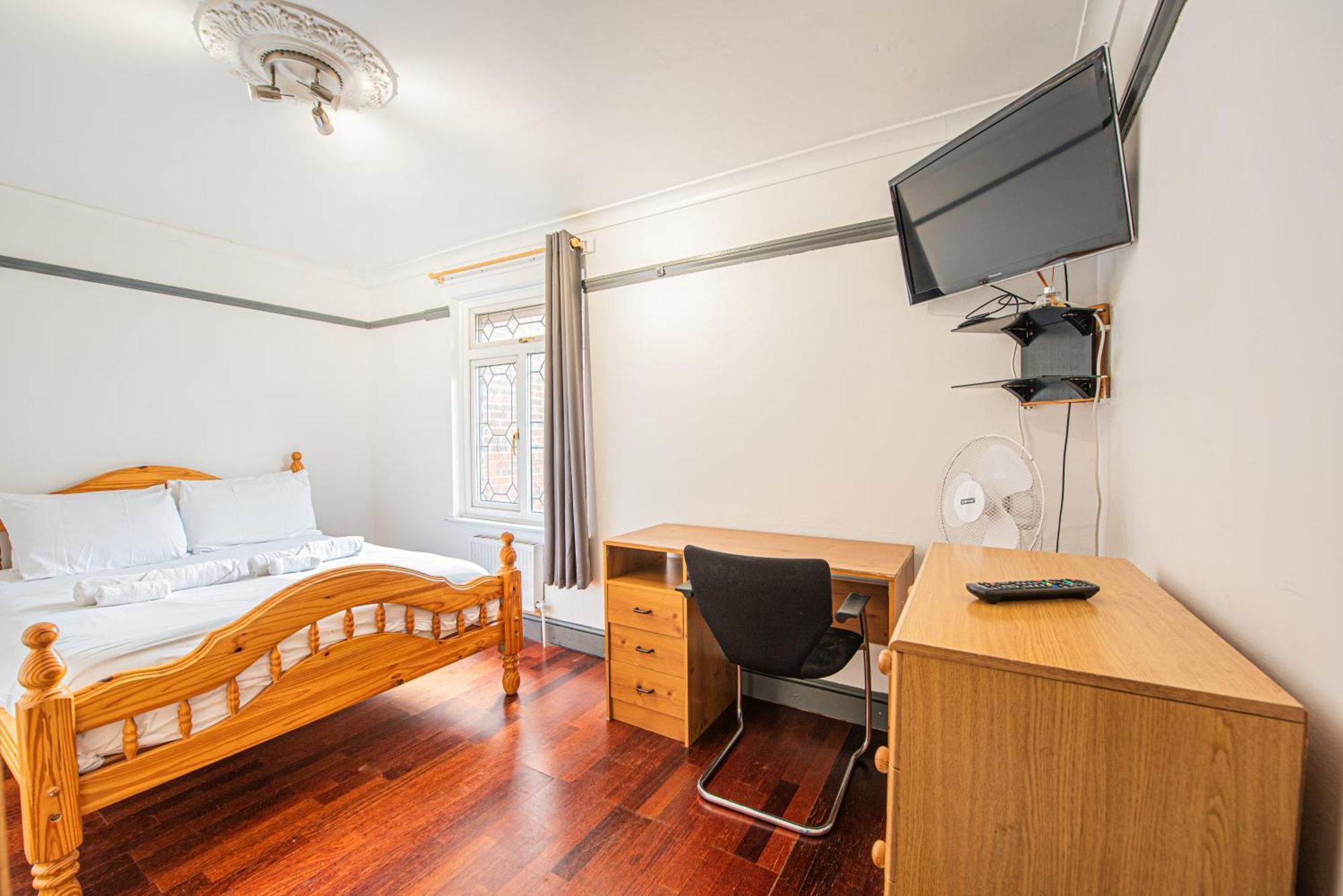 Spacious 4-bed With Garden & Free Parking Appartamento