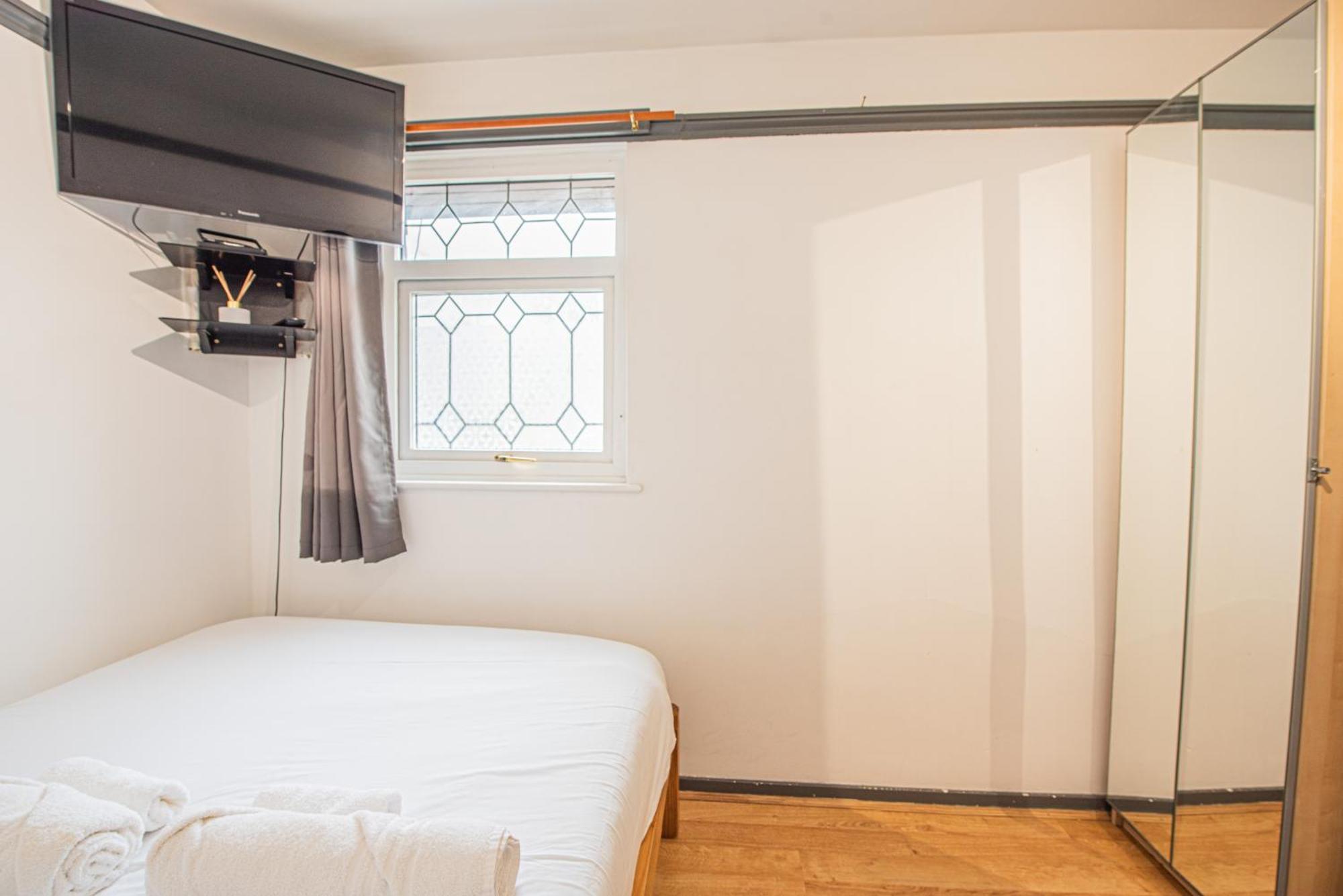 Appartamento Spacious 4-bed With Garden & Free Parking Londra