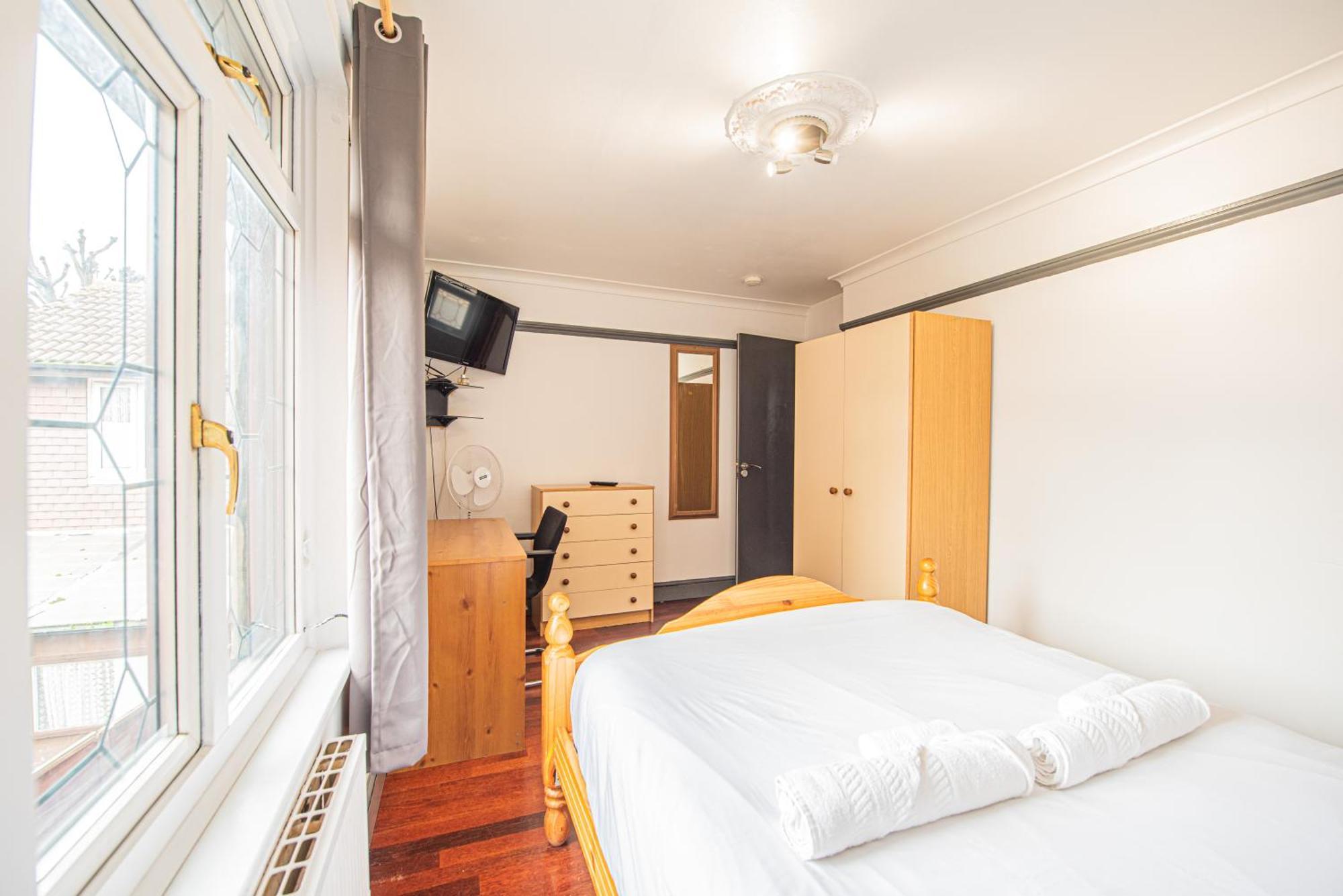 Spacious 4-bed With Garden & Free Parking *