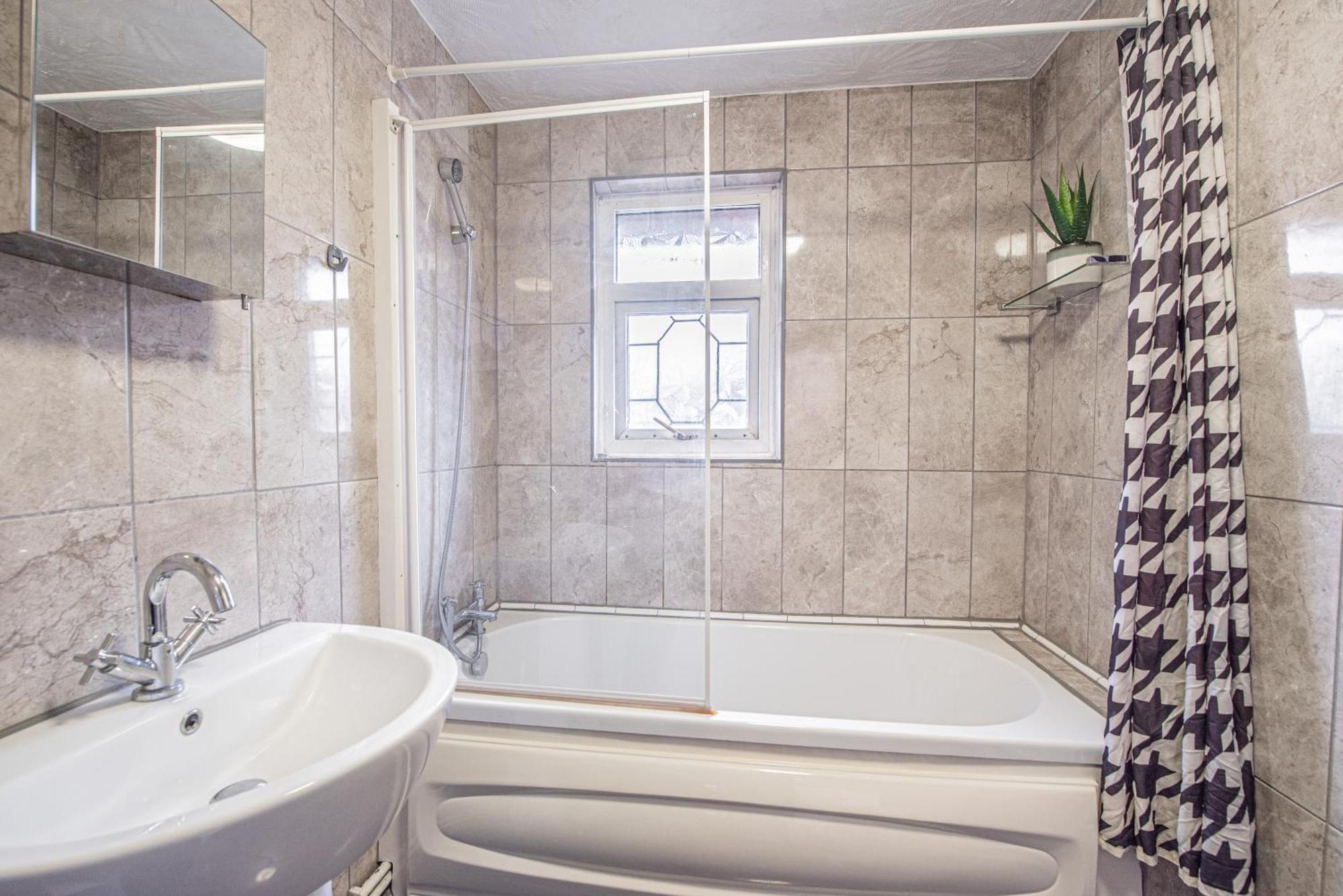 Spacious 4-bed With Garden & Free Parking * Londra