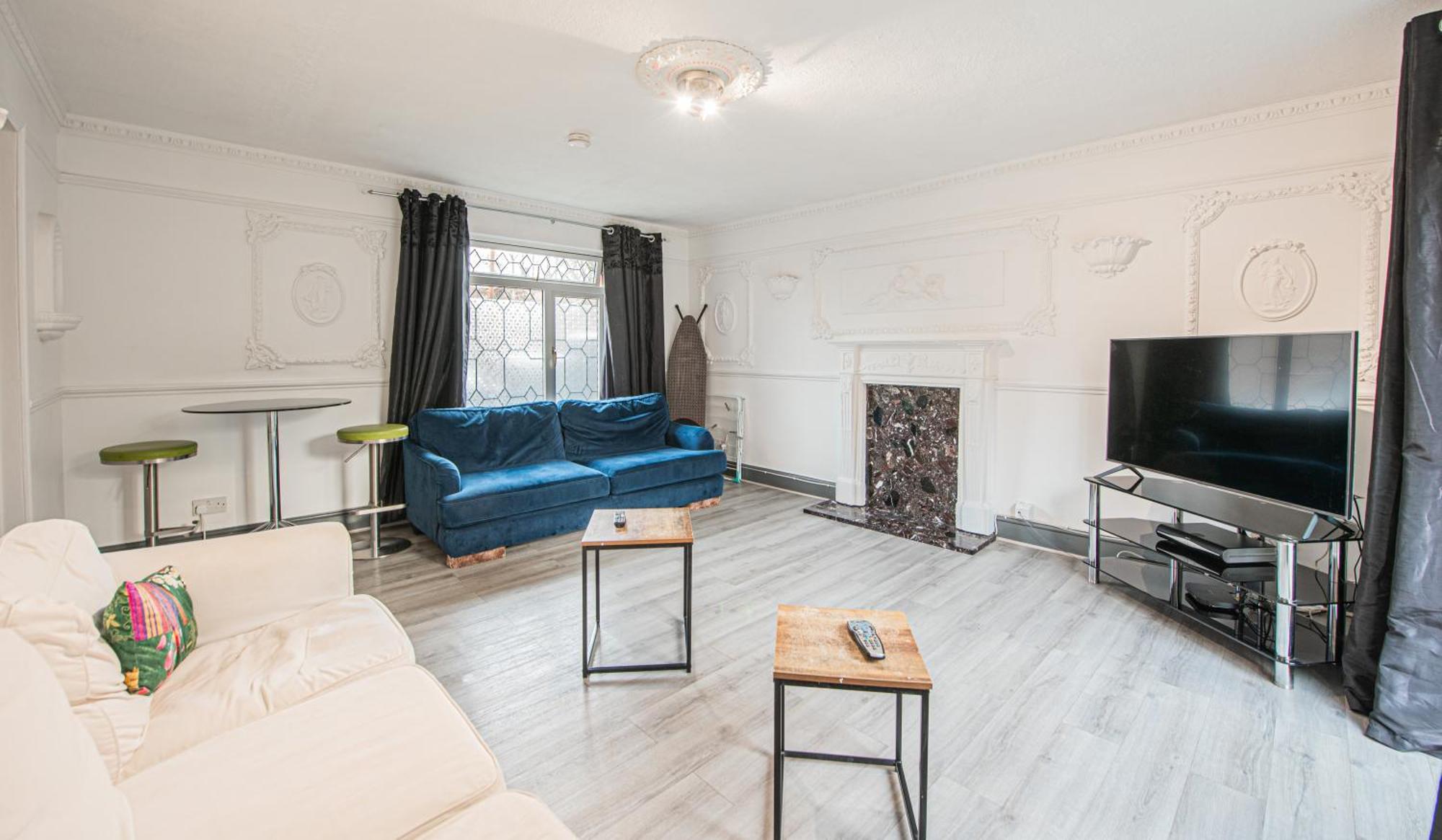 Appartamento Spacious 4-bed With Garden & Free Parking