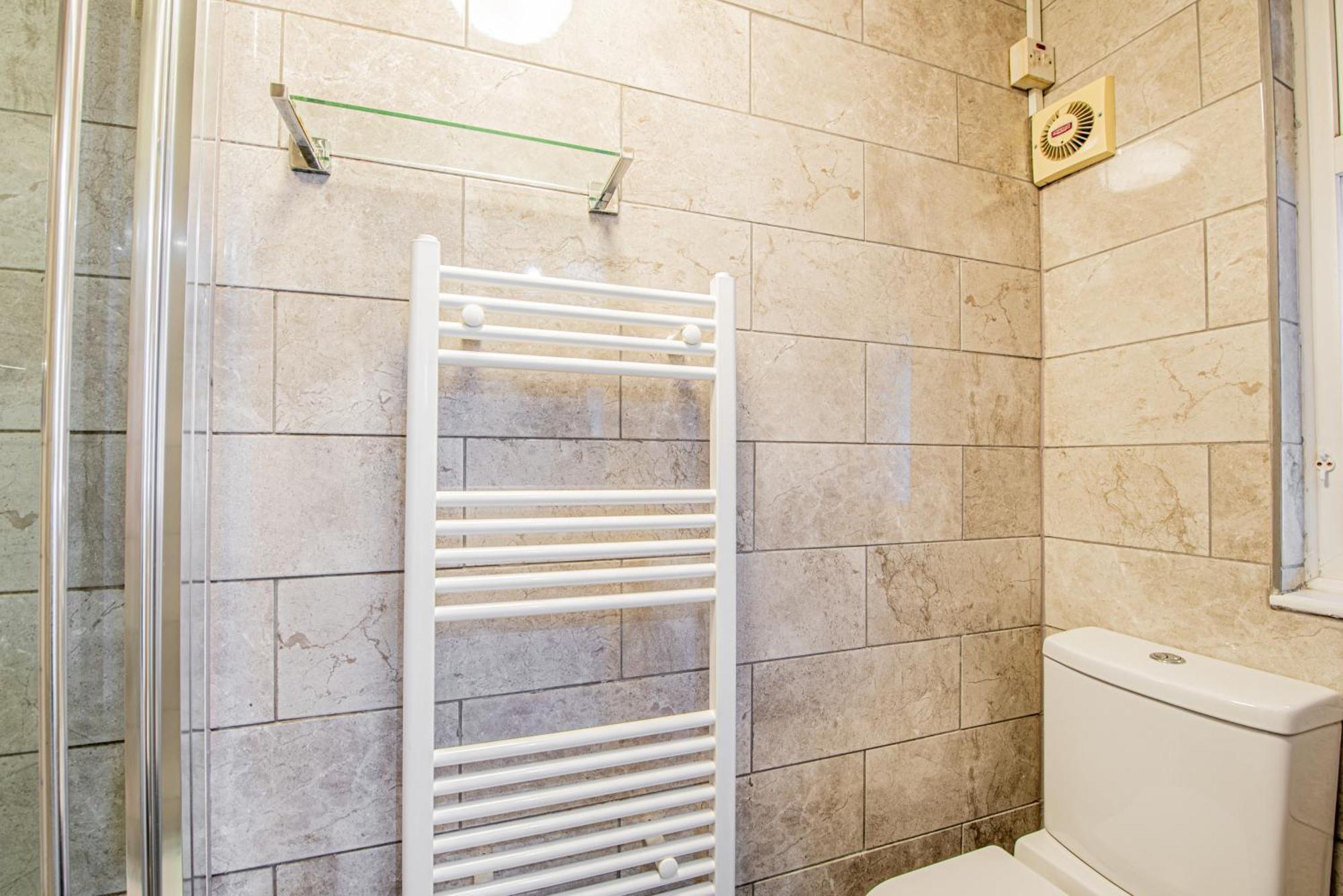 Appartamento Spacious 4-bed With Garden & Free Parking