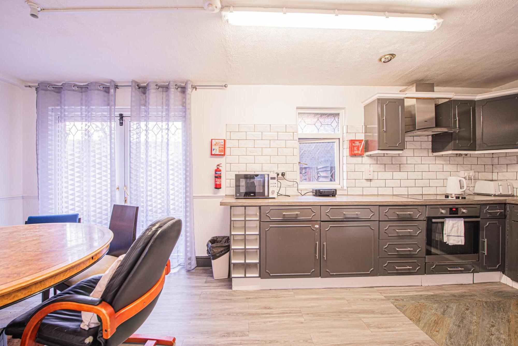 Spacious 4-bed With Garden & Free Parking Londra