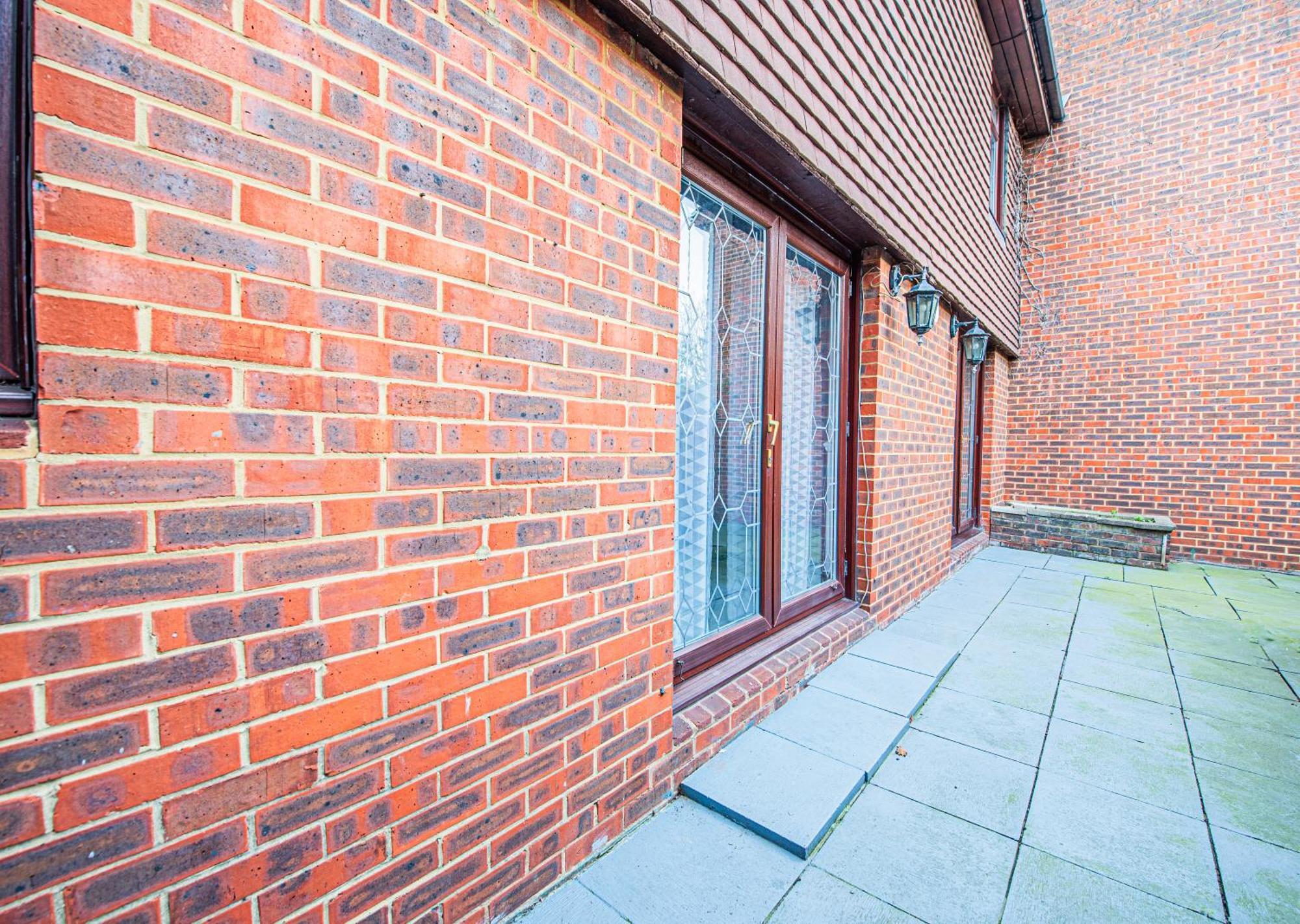 Spacious 4-bed With Garden & Free Parking Apartment