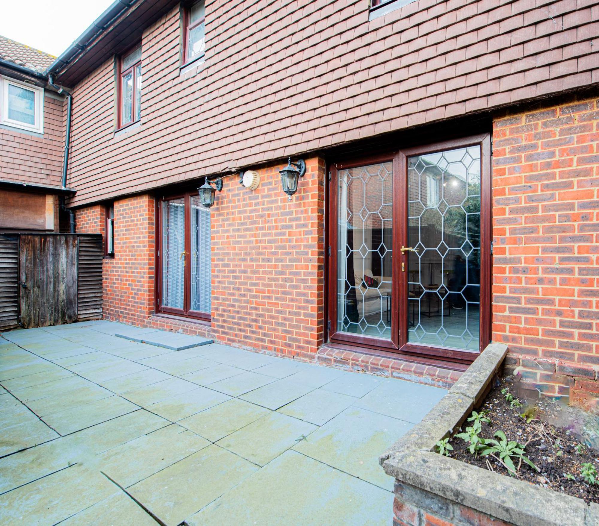 Spacious 4-bed With Garden & Free Parking Apartment *